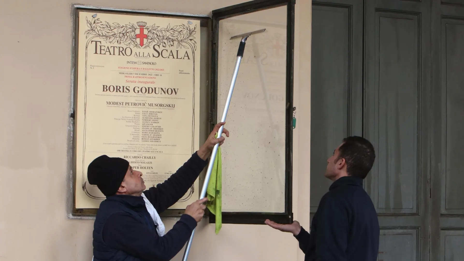 Ecologistas lanzan pintura contra la fachada de La Scala de Milán en el estreno de la temporada