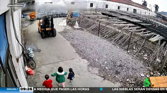 Una niña de dos años protege a sus hermanos pequeños de ser atropellados por una grúa Una niña de dos años protege a sus hermanos pequeños de ser atropellados por una grúa