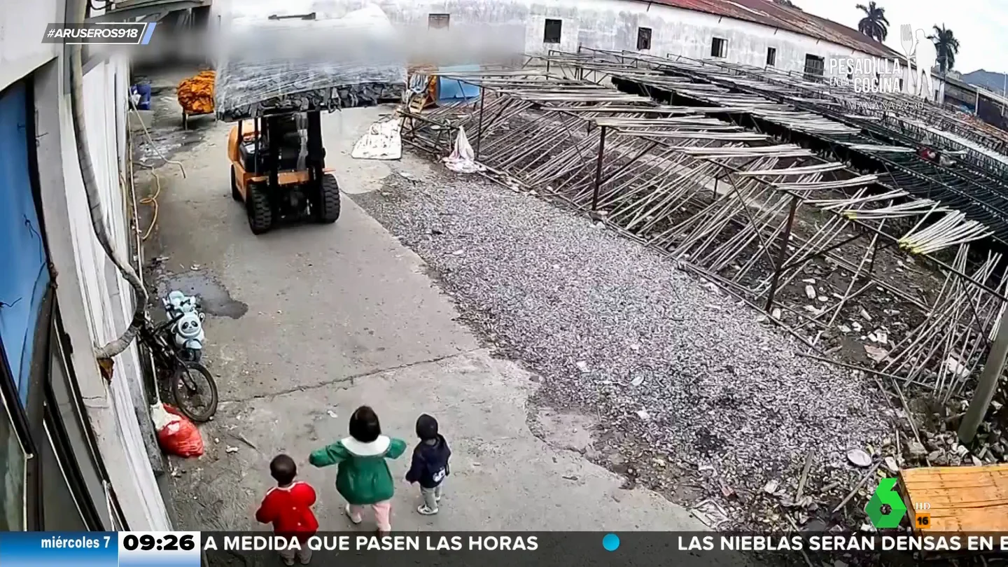 Una niña de dos años protege a sus hermanos pequeños de ser atropellados por una grúa Una niña de dos años protege a sus hermanos pequeños de ser atropellados por una grúa