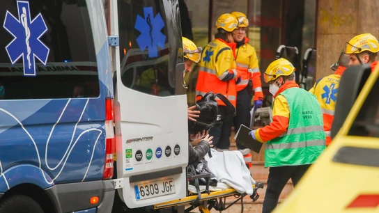 Los Servicios de Emergencias Médicas evacúan a personas heridas en ambulancias Los Servicios de Emergencias Médicas evacúan a personas heridas en ambulancias