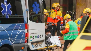 Los Servicios de Emergencias Médicas evacúan a personas heridas en ambulancias