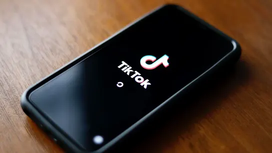 Bruselas investiga a TikTok por falta de transparencia y no proteger al menor de su diseño adictivo Bruselas investiga a TikTok por falta de transparencia y no proteger al menor de su diseño adictivo