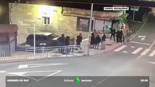 El momento en el que un todoterreno sale de un parking por las escaleras en Bizkaia El momento en el que un todoterreno sale de un parking por las escaleras en Bizkaia