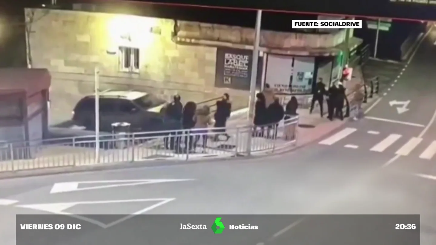 El momento en el que un todoterreno sale de un parking por las escaleras en Bizkaia El momento en el que un todoterreno sale de un parking por las escaleras en Bizkaia
