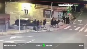 El momento en el que un todoterreno sale de un parking por las escaleras en Bizkaia