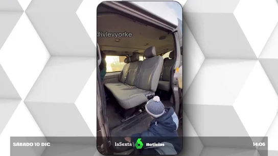 Voluntarios rescatando a un niño en Bajmut Voluntarios rescatando a un niño en Bajmut