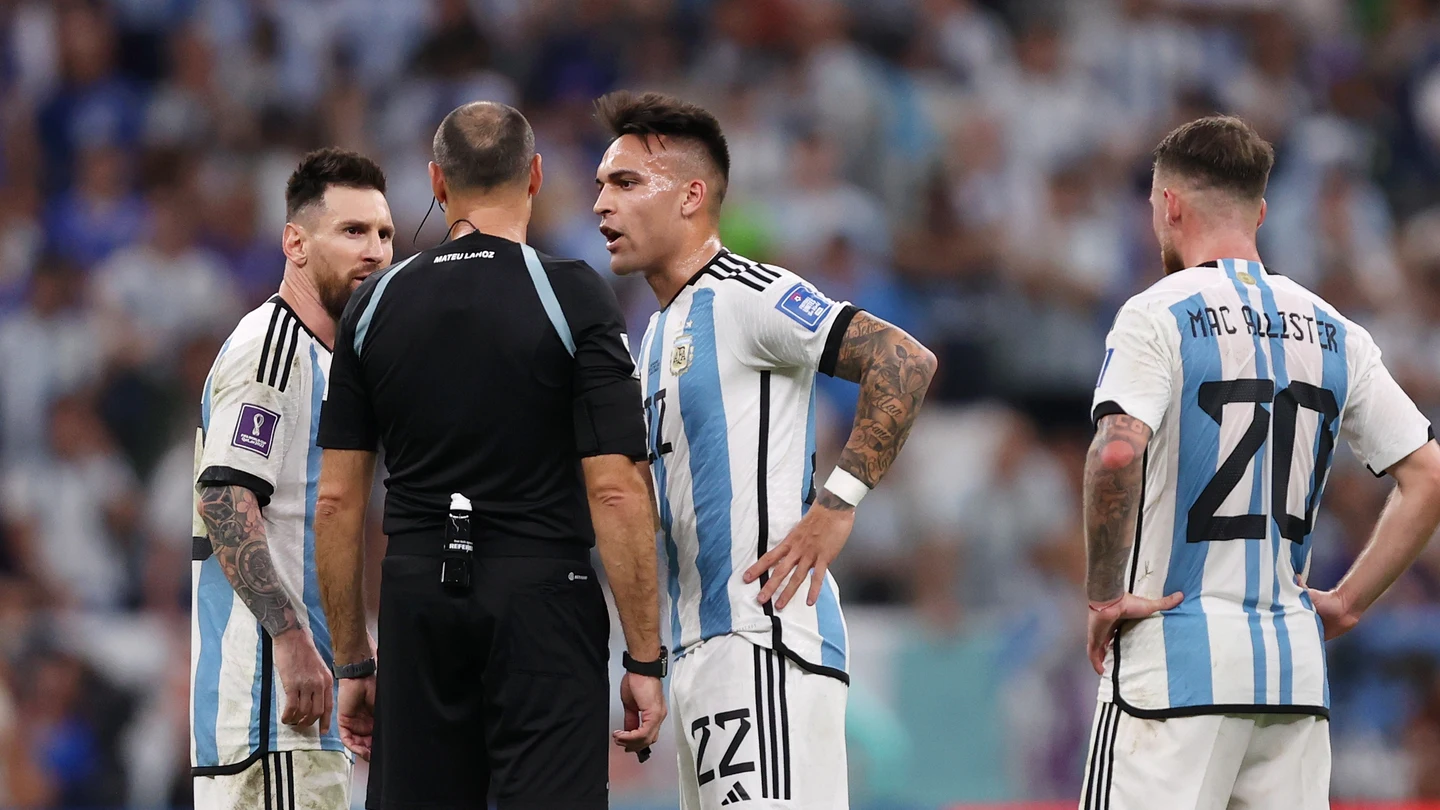 Messi y Lautaro protestan a Mateo Lahoz Messi y Lautaro protestan a Mateo Lahoz