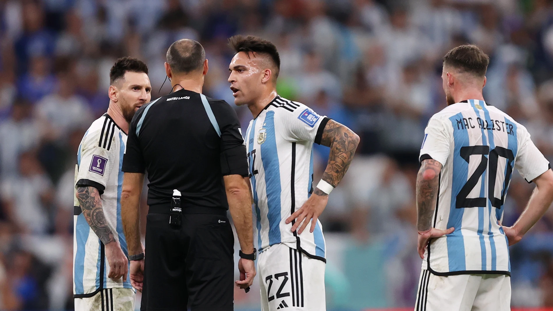 Messi y Lautaro protestan a Mateo Lahoz