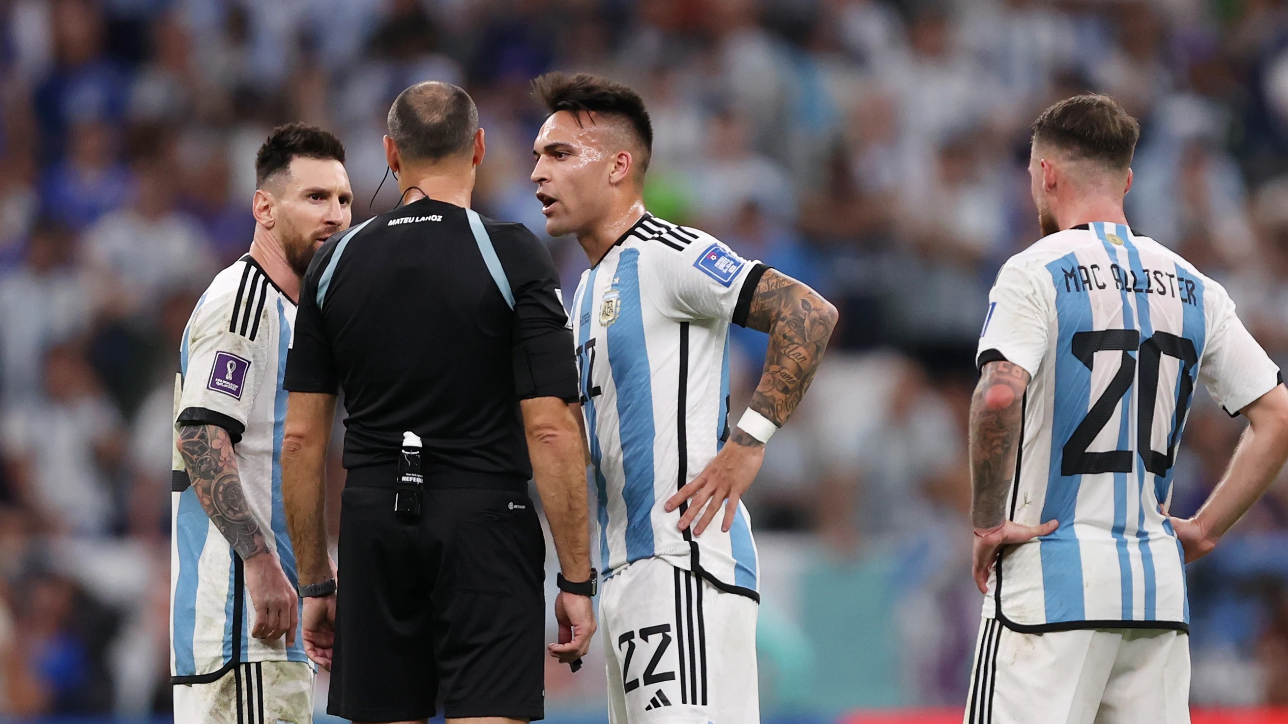 Messi y Lautaro protestan a Mateo Lahoz