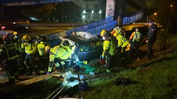 Un coche pierde el control y queda encajado junto a una pasarela peatonal de la A-6 en Madrid