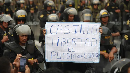 TTemblor en las manos y fallos al leer: los partidarios de Castillo aseguran que estaba drogado durante el Golpe de Estado Temblor en las manos y fallos al leer el discurso: los partidarios de Catillo aseguran que estaba drogado durante el Golpe de Estado