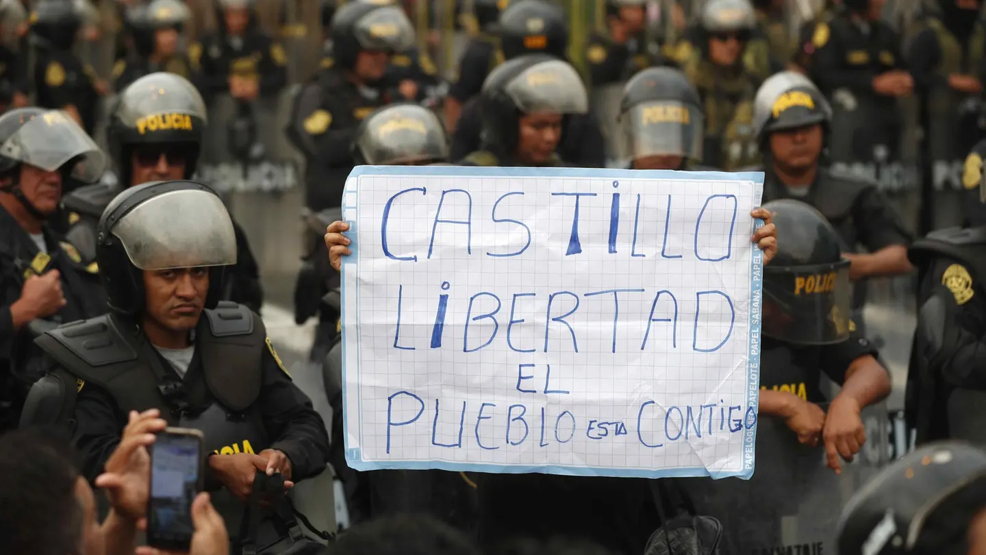 TTemblor en las manos y fallos al leer: los partidarios de Castillo aseguran que estaba drogado durante el Golpe de Estado Temblor en las manos y fallos al leer el discurso: los partidarios de Catillo aseguran que estaba drogado durante el Golpe de Estado