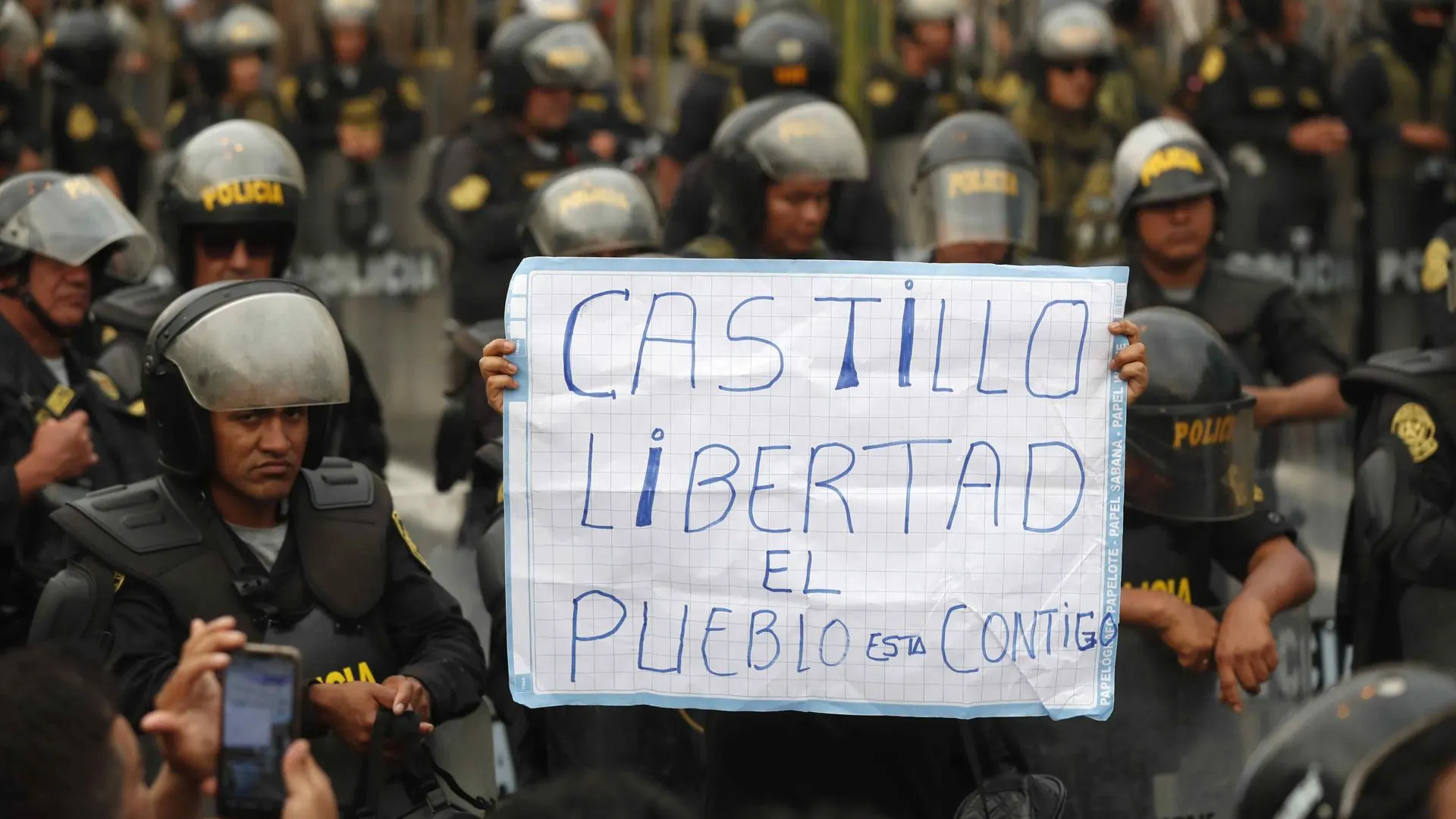 Temblor en las manos y fallos al leer el discurso: los partidarios de Catillo aseguran que estaba drogado durante el Golpe de Estado