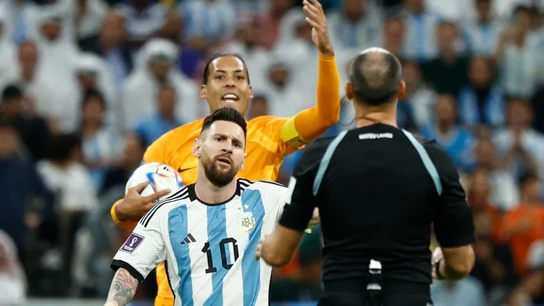 Messi y Van Dijk protestan a Mateu Lahoz Messi y Van Dijk protestan a Mateu Lahoz