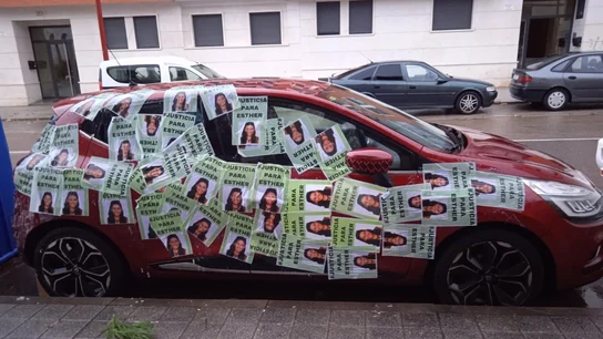 El coche de la hermana de Óscar, principal sospechoso de la desaparición de Esther López, totalmente cubierto con carteles El coche de la hermana de Óscar, principal sospechoso de la desaparición de Esther López, totalmente cubierto con carteles