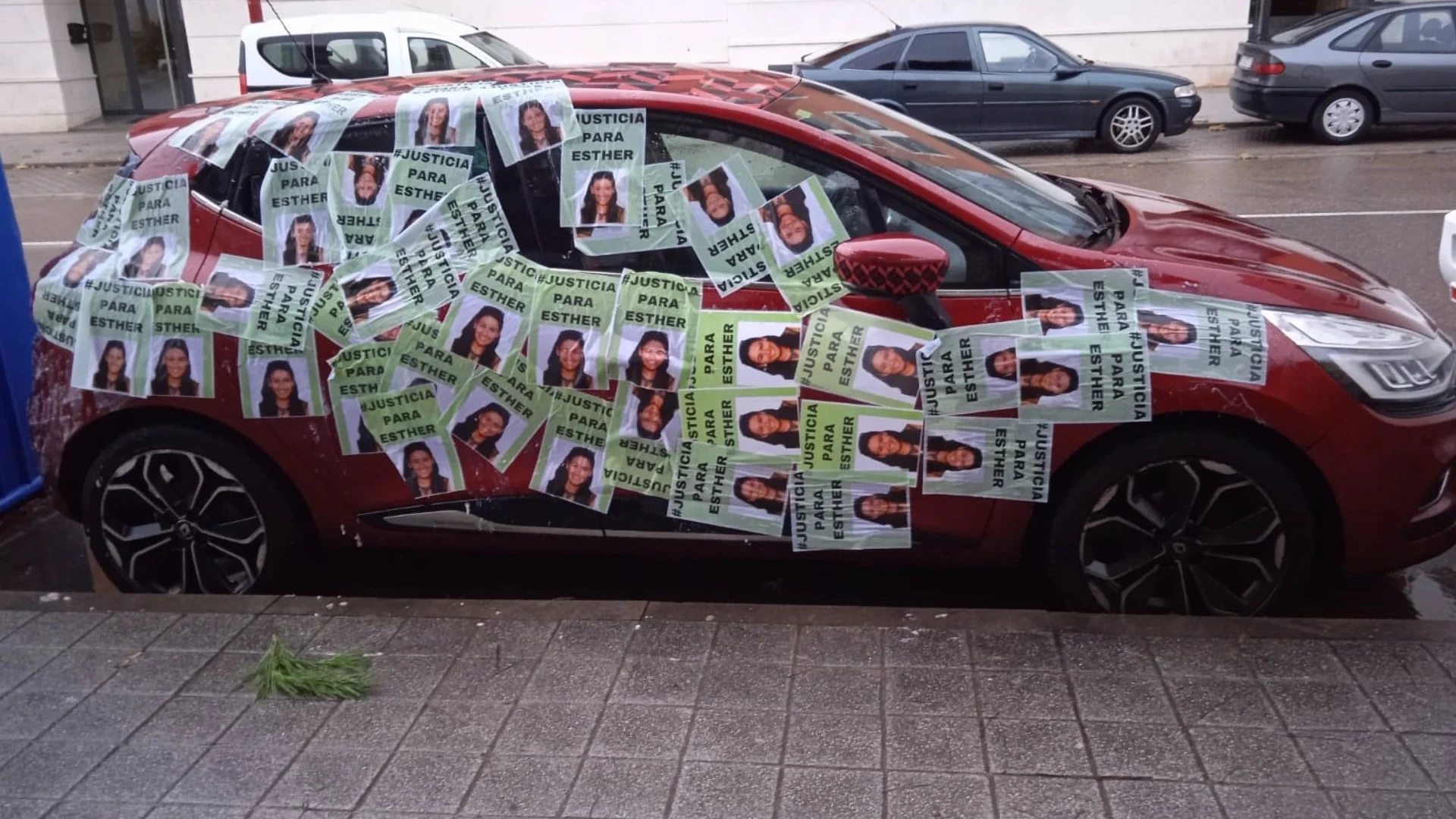 El coche de la hermana de Óscar, principal sospechoso de la desaparición de Esther López, totalmente cubierto con carteles