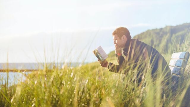 Un hombre leyendo en el campo
