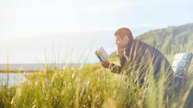 Un hombre leyendo en el campo Un hombre leyendo en el campo
