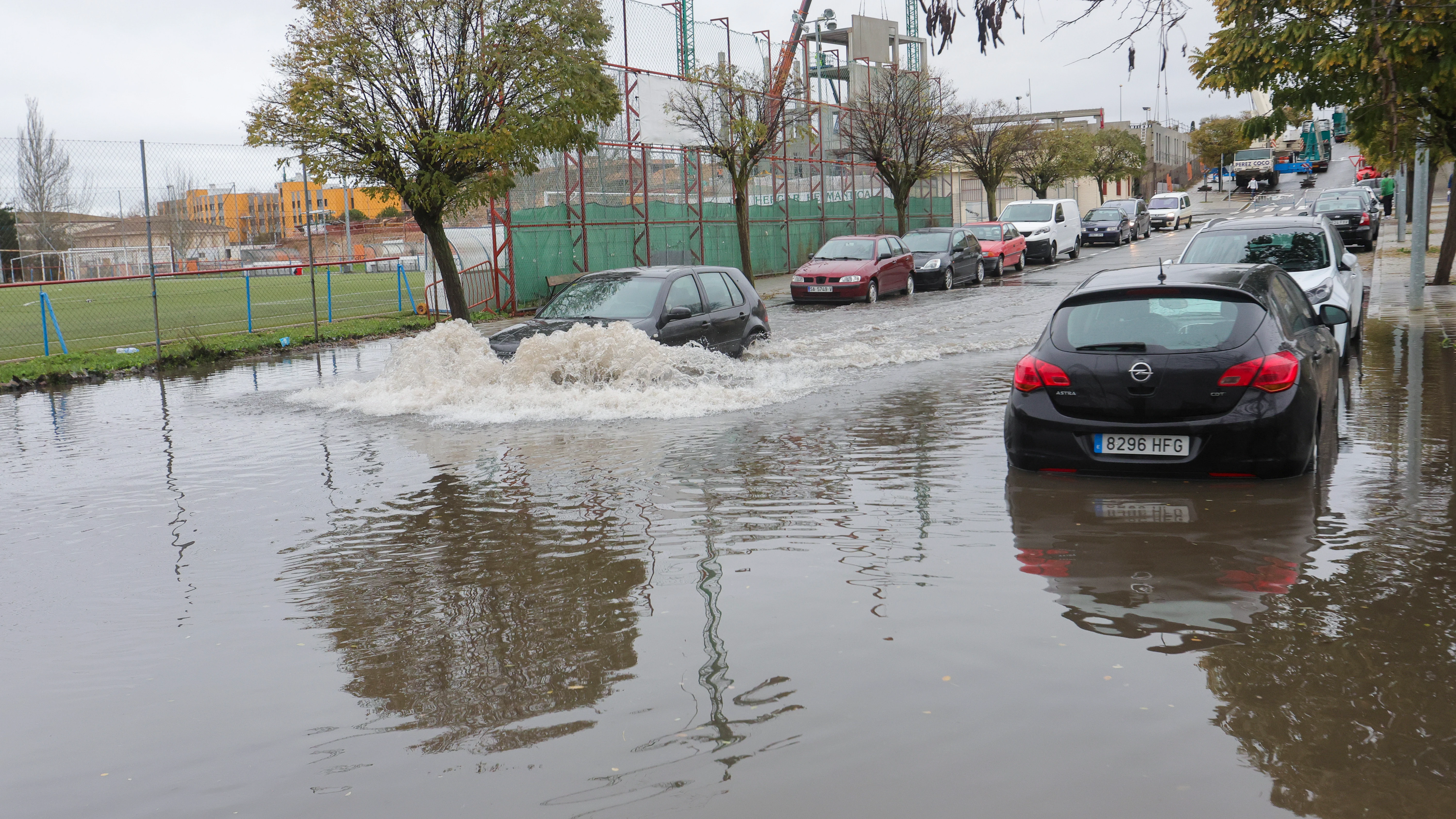 La intensa lluvia caída en Salamanca, deja numerosas calles anegadas en la capital