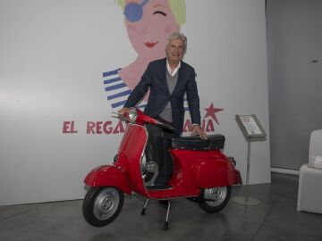 Emilio de Villota junto a la scooter 