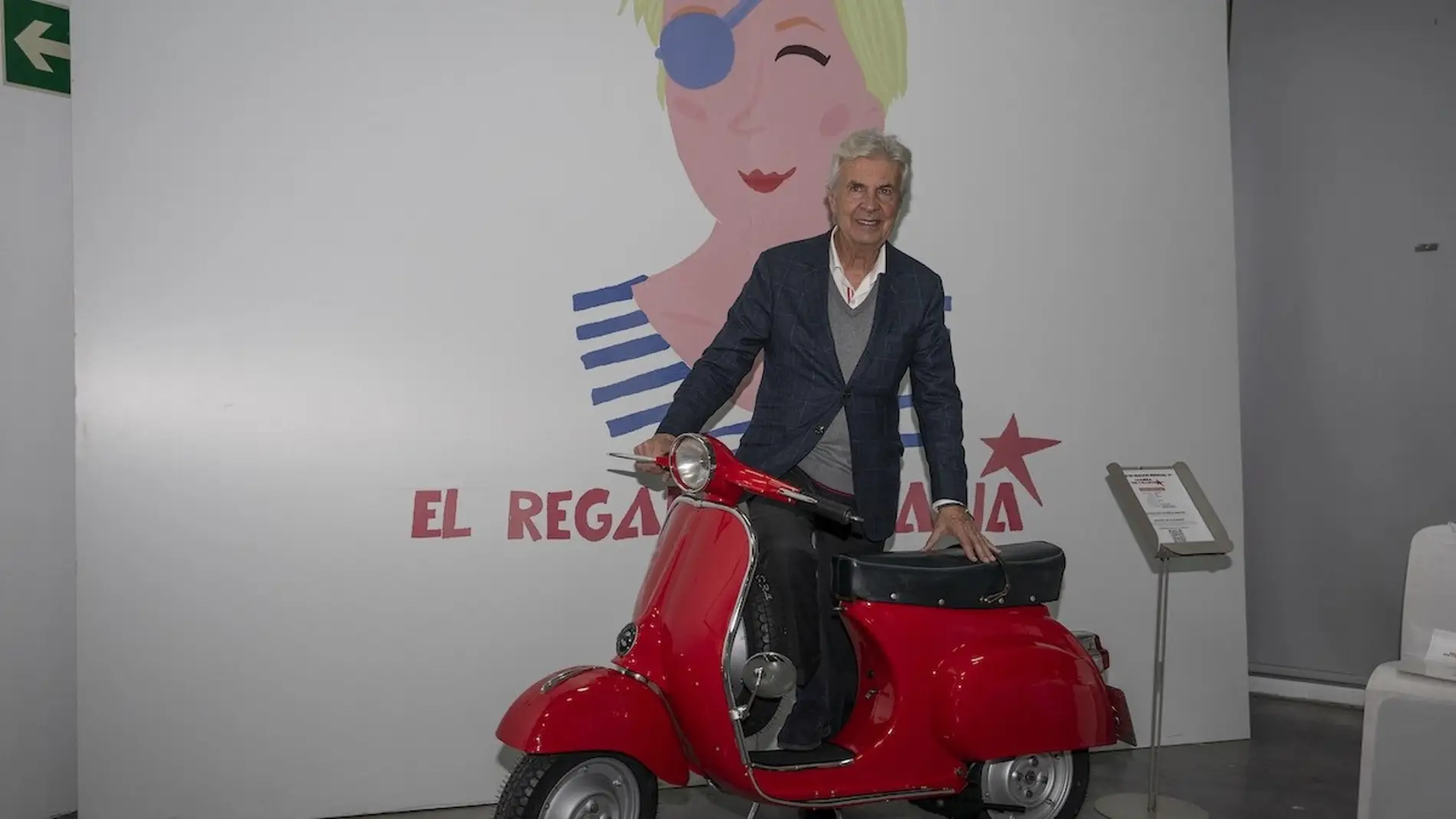 Emilio de Villota junto a la scooter 