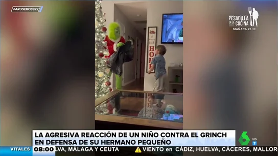Un niño muy valiente se enfrenta al Grinch para defender a su hermano pequeño Un niño muy valiente se enfrenta al Grinch para defender a su hermano pequeño
