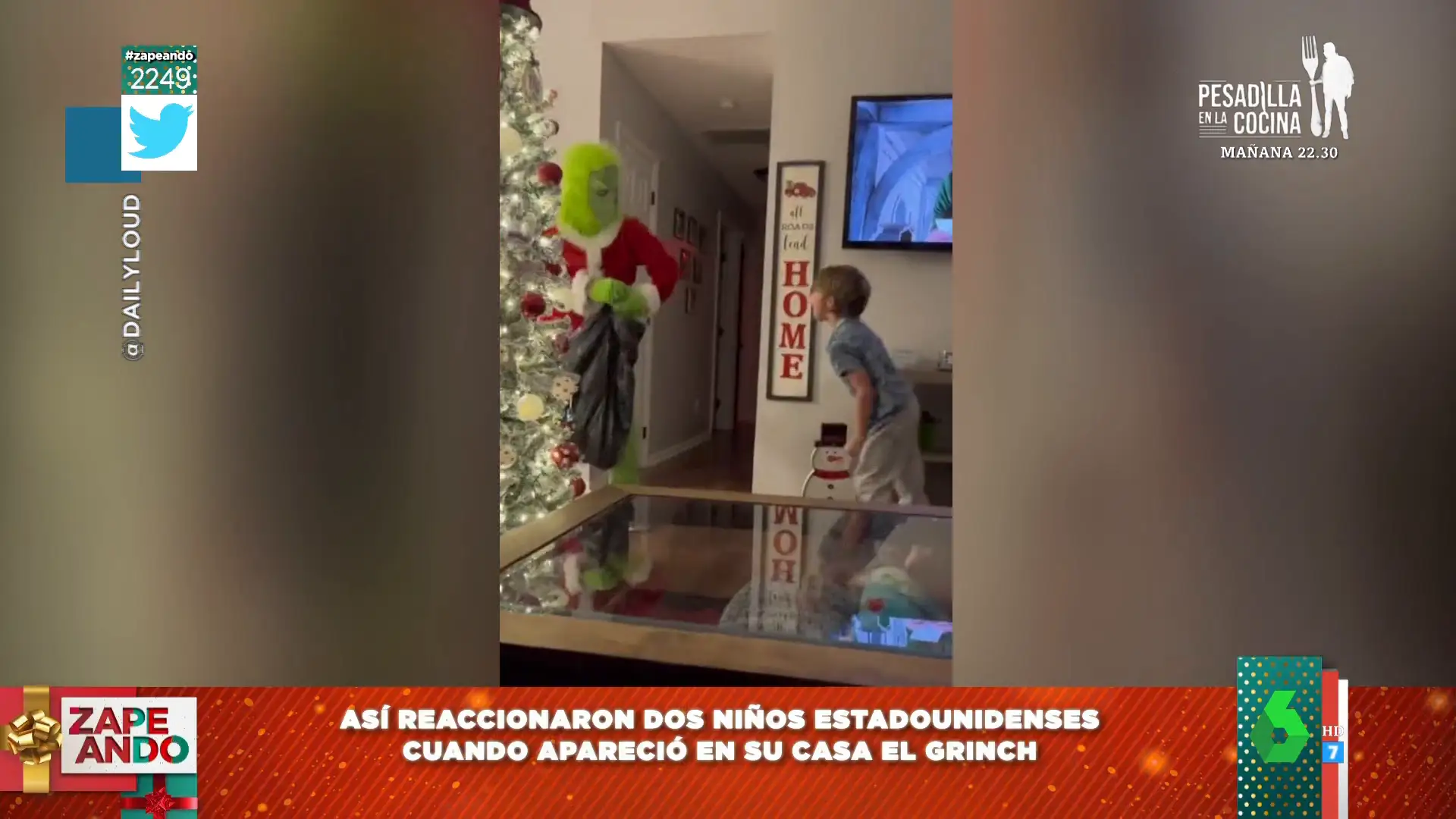 La reacción de unos niños al ver a El Grinch de la Navidad entrando en su casa: así intentan proteger sus regalos