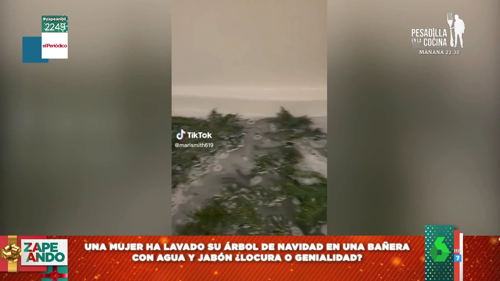  Esto es lo que ocurre cuando lavas un árbol de Navidad de plásticos: "Atentos a la cantidad de mierda que sale"