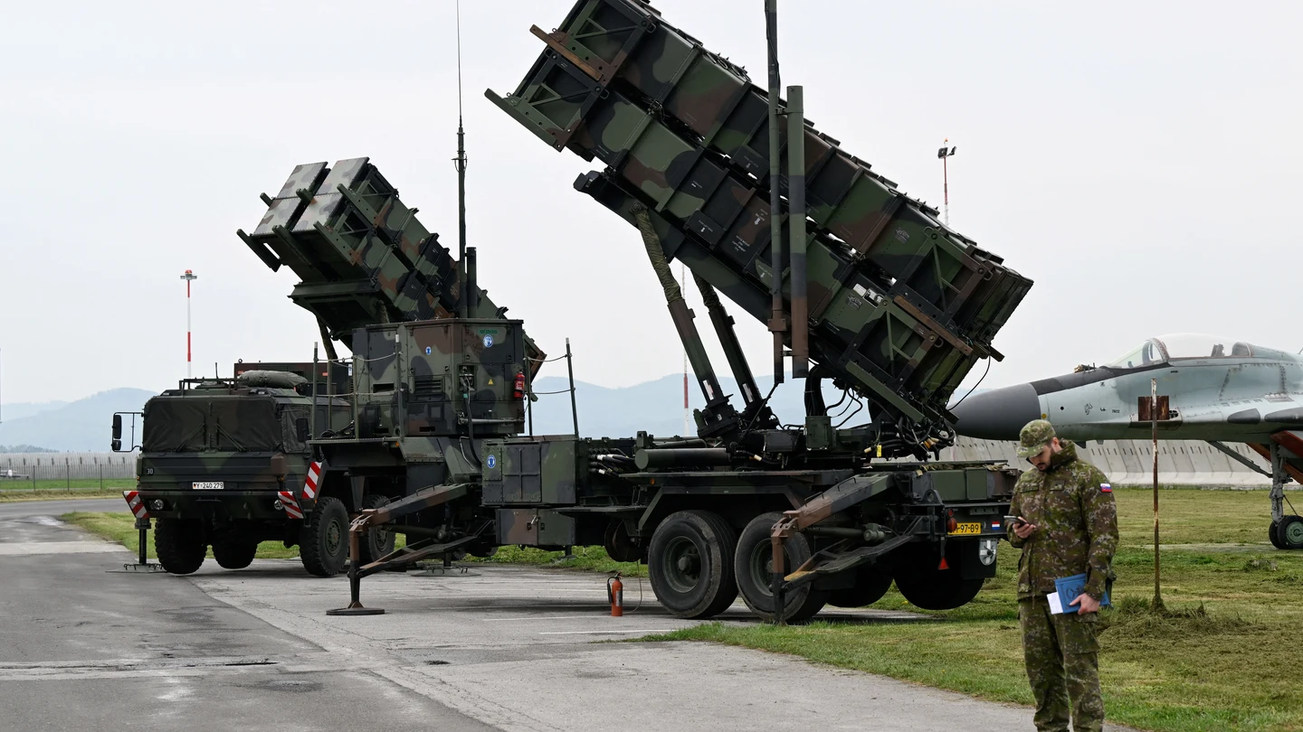 El sistema de defensa antimisiles Patriot se ve en el aeropuerto de Sliac, Eslovaquia El sistema de defensa antimisiles Patriot se ve en el aeropuerto de Sliac, Eslovaquia