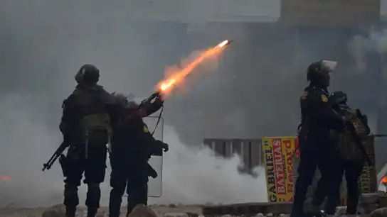 Agentes de policía se enfrentan con manifestantes en las inmediaciones del aeropuerto de Arequipa Agentes de policía se enfrentan con manifestantes en las inmediaciones del aeropuerto de Arequipa