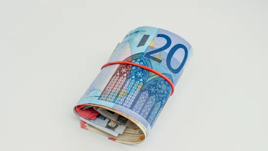 Varios billetes de euros enrollados Varios billetes de euros enrollados