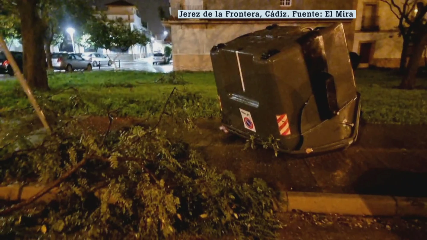 Un tornado derrumba cornisas y destroza el mobiliario público en Jerez de la Frontera Un tornado derrumba cornisas y destroza el mobiliario público en Jerez de la Frontera