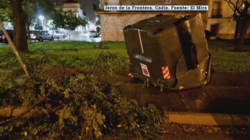 Un tornado derrumba cornisas y destroza el mobiliario público en Jerez de la Frontera