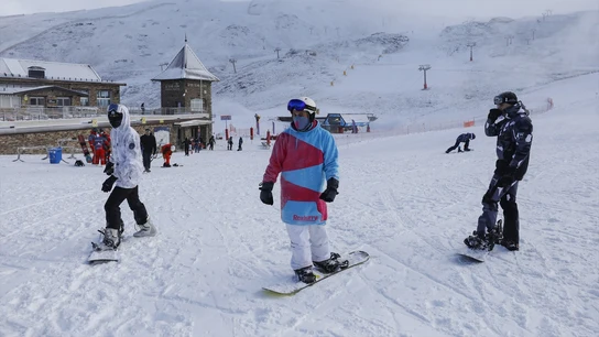 Sierra Nevada abre sus pistas de forma progresiva tras la gran nevada de esta madrugada. Sierra Nevada abre sus pistas de forma progresiva tras la gran nevada de esta madrugada.