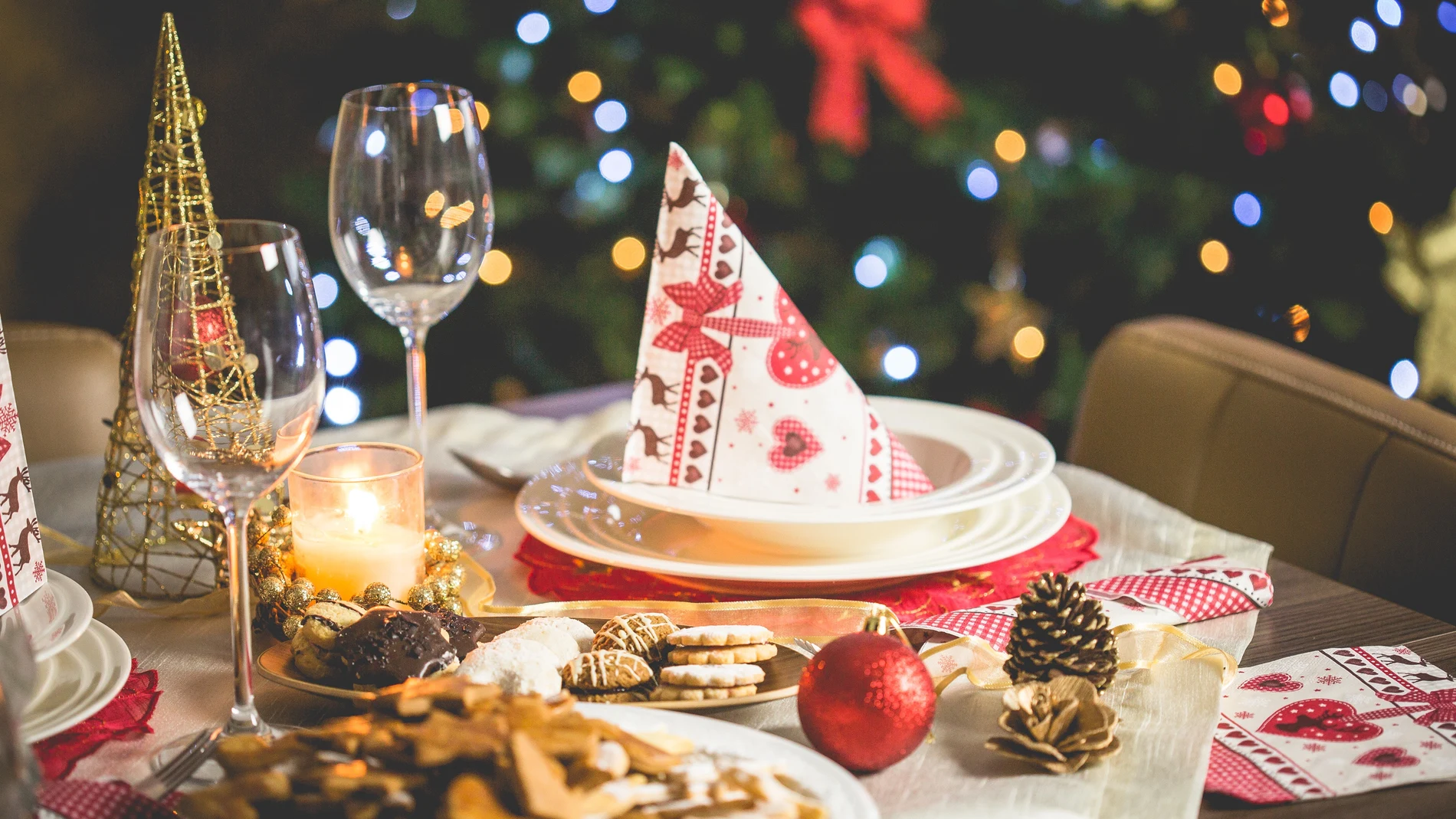 Cómo doblar las servilletas para decorar la mesa en Navidad Cómo doblar las servilletas para decorar la mesa en Navidad