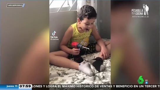 Los 6 originales métodos de estos padres para arrancar los dientes de leche que se les mueven a sus hijos Los 6 originales métodos de estos padres para arrancar los dientes de leche que se les mueven a sus hijos
