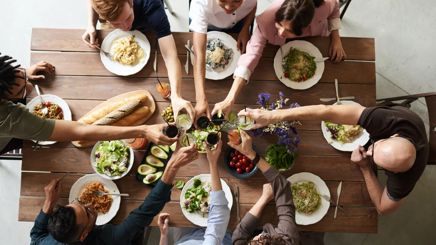 Sí, en las cenas de Navidad es posible comer sano y no engordar (también si vamos de restaurantes) Sí, en las cenas de Navidad es posible comer sano y no engordar (también si vamos de restaurantes)
