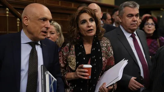 La ministra de Hacienda, María Jesús Montero, y el diputado socialista Rafael Simancas durante el pleno extraordinario del Congreso de los Diputados. La ministra de Hacienda, María Jesús Montero, y el diputado socialista Rafael Simancas durante el pleno extraordinario del Congreso de los Diputados.