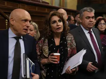  La ministra de Hacienda, María Jesús Montero, y el diputado socialista Rafael Simancas durante el pleno extraordinario del Congreso de los Diputados.