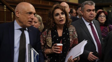  La ministra de Hacienda, María Jesús Montero, y el diputado socialista Rafael Simancas durante el pleno extraordinario del Congreso de los Diputados.