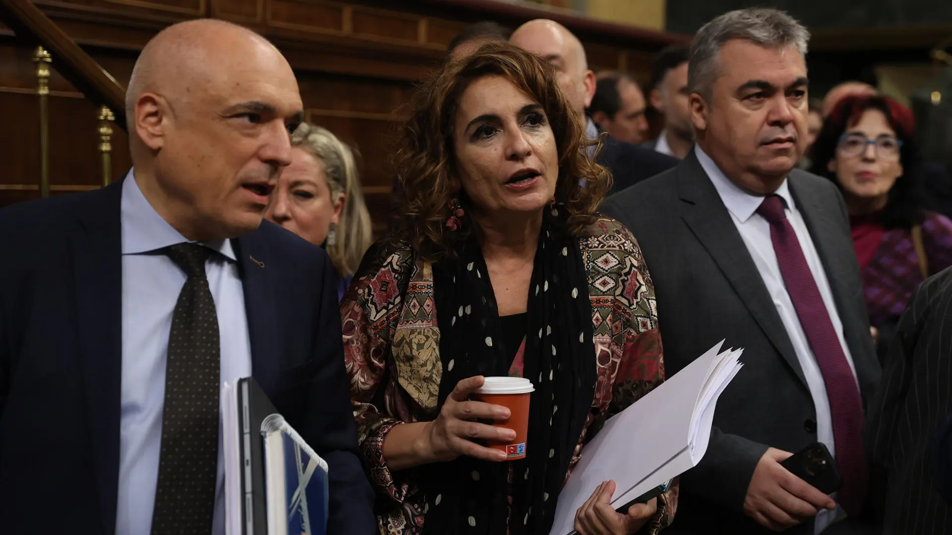  La ministra de Hacienda, María Jesús Montero, y el diputado socialista Rafael Simancas durante el pleno extraordinario del Congreso de los Diputados.