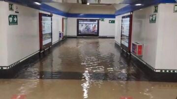 "¡Madre mía!", la lluvia inunda varias estaciones del Metro de Madrid.
