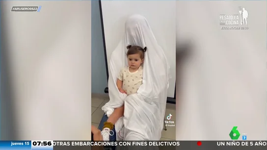 El truco definitivo para que los niños se estén quietos mientras les hacen la foto de carné El truco definitivo para que los niños se estén quietos mientras les hacen la foto de carné