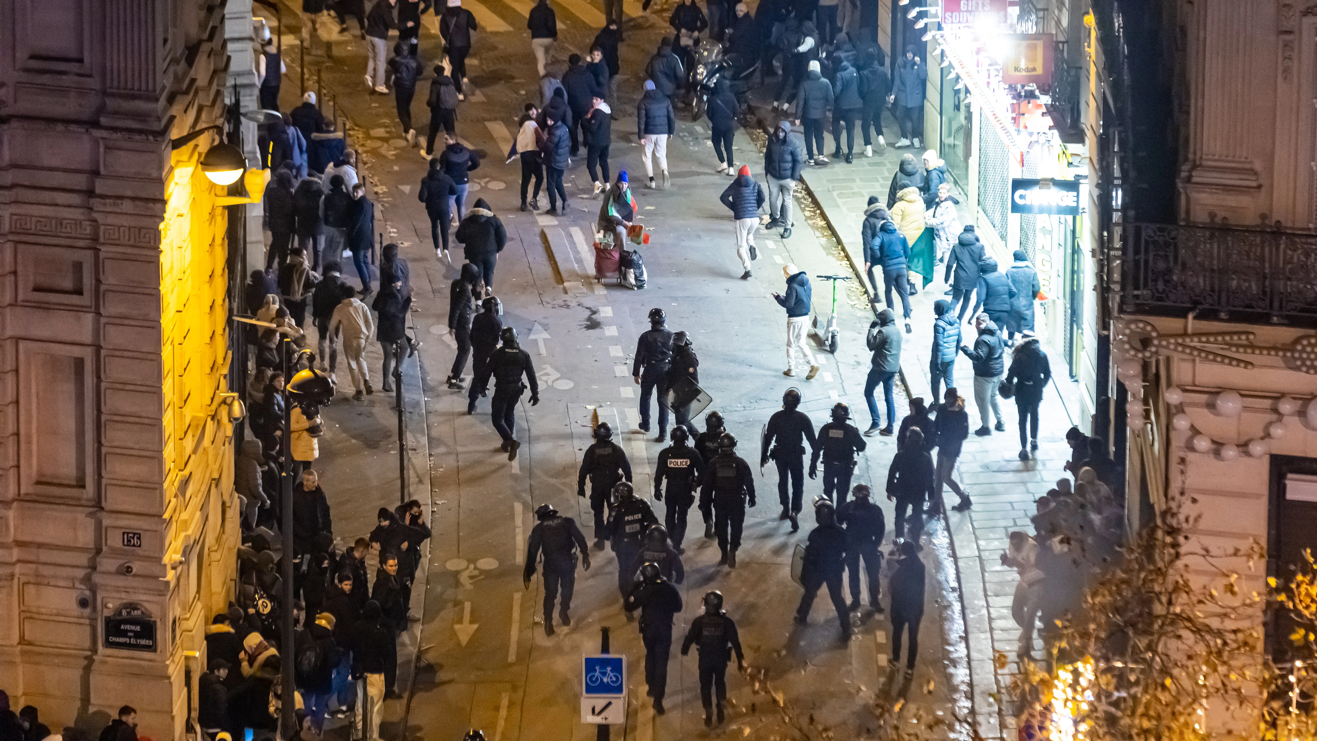 Muere un niño de 14 años y detienen a 250 hinchas en Francia tras ganar a Marruecos