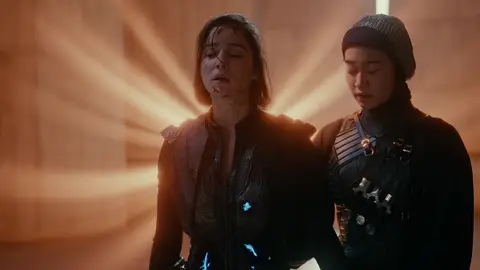 Alba Baptista como Ava Silva, la protagonista de 'La monja guerrera' junto a Kristina Tonteri-Young como la hermana Beatrice. Alba Baptista como Ava Silva, la protagonista de 'La monja guerrera' junto a Kristina Tonteri-Young como la hermana Beatrice.