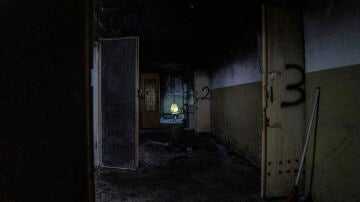 El pasillo de un sótano en un edificio utilizado, según un fiscal de crímenes de guerra, por las fuerzas rusas como lugar de tortura en Jersón el jueves 8 de diciembre.