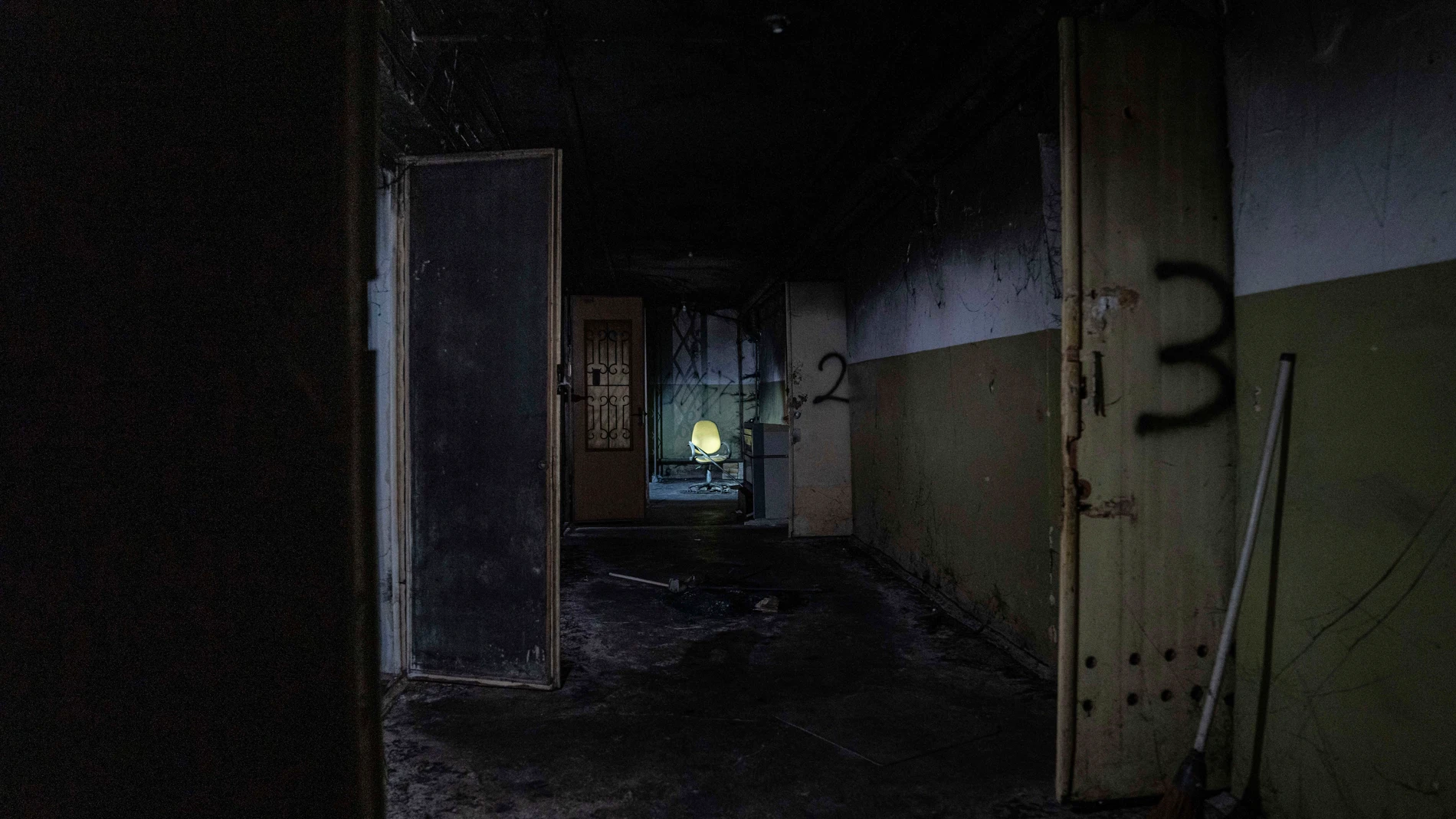 El pasillo de un sótano en un edificio utilizado, según un fiscal de crímenes de guerra, por las fuerzas rusas como lugar de tortura en Jersón el jueves 8 de diciembre.