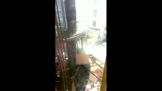 Revienta en Berlín el acuario cilíndrico más grande del mundo, con un millón de litros de agua y 1.500 peces Revienta en Berlín el acuario cilíndrico más grande del mundo, con un millón de litros de agua y 1.500 peces