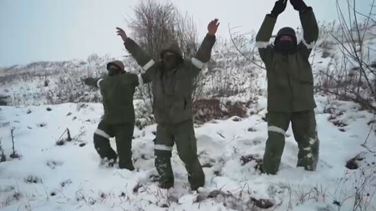 Soldados ejemplifican c&oacute;mo rendirse ante Ucrania