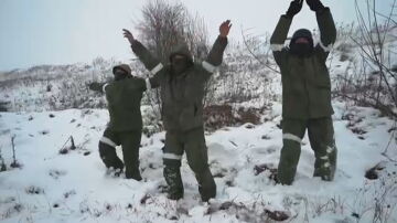 Soldados ejemplifican cómo rendirse ante Ucrania
